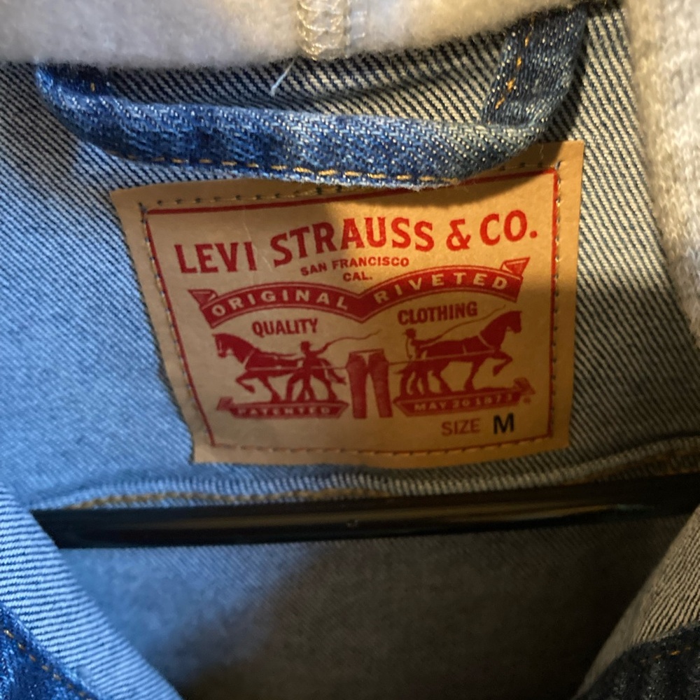 Levi's NWOT Womens Blue Denim Hybrid Trucker Jacket with Gray Sleeves - Picture 4 of 5